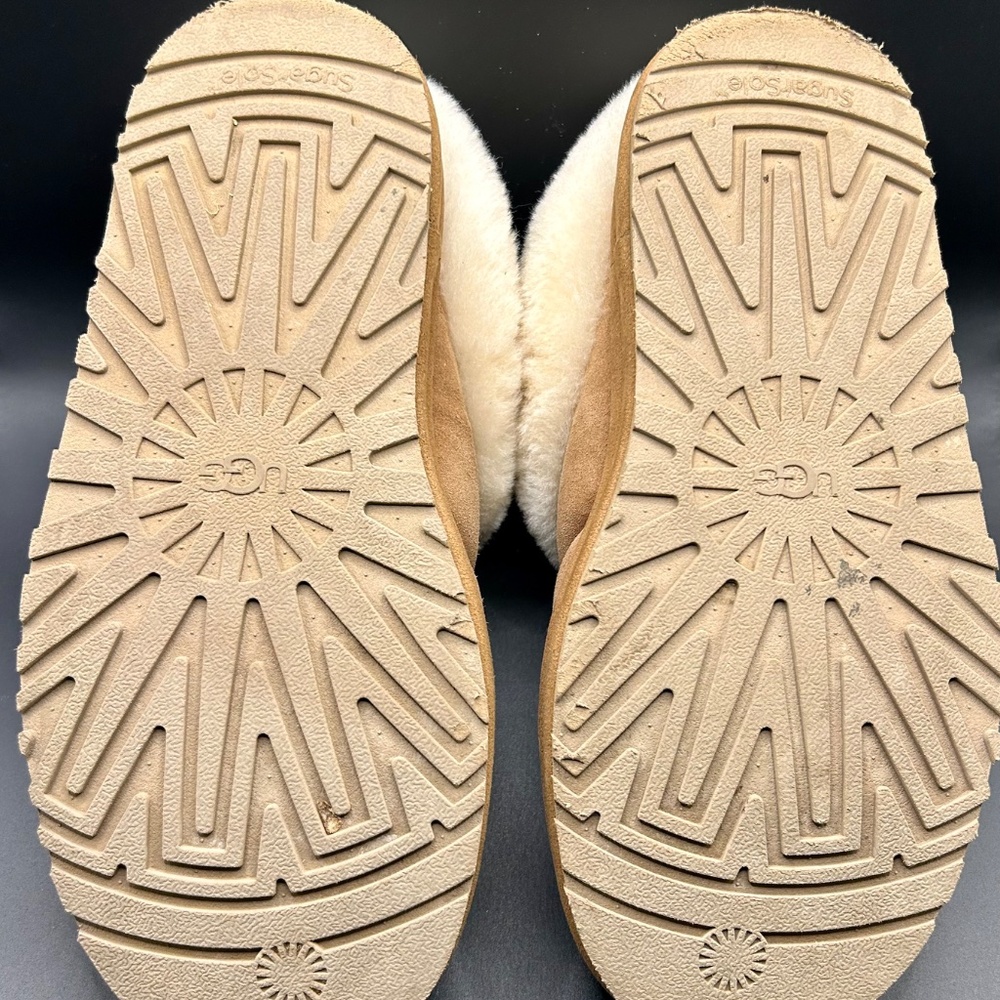 UGGS - Picture 3 of 5